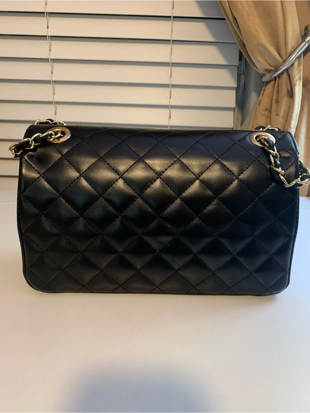 Classic Quilted Black Shoulder Bag with Gold Chain - Picture 3 of 7